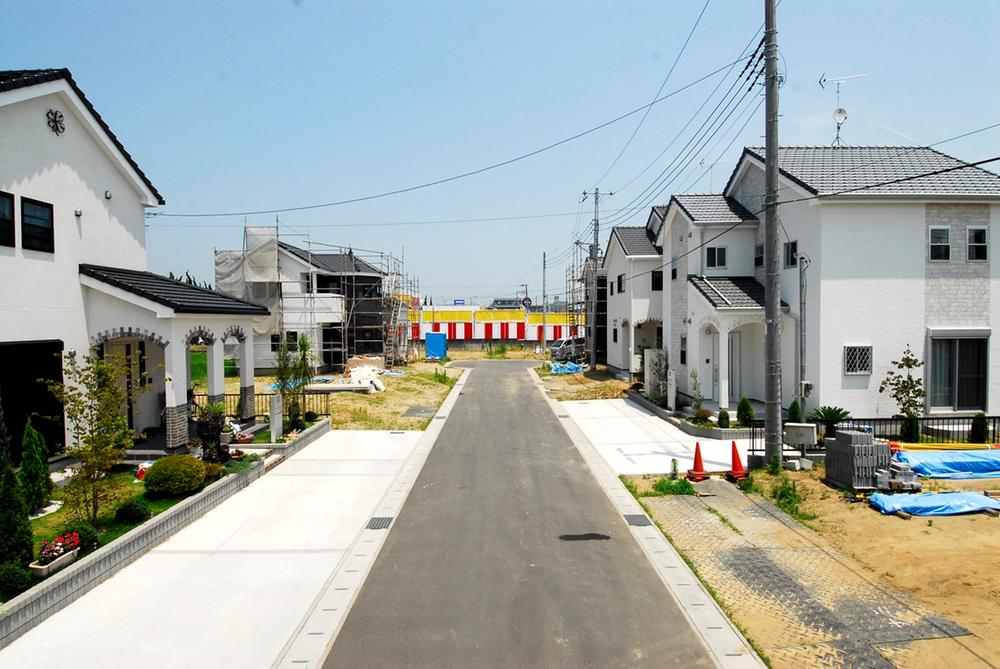 Sale already cityscape photo. Local (February 2013) shooting sale of a total of 9 compartments. Surrounding facilities is outstanding elementary and junior high schools.