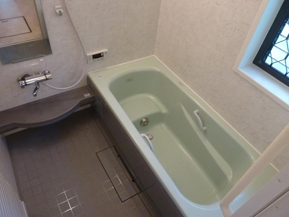 Bathroom. Indoor (11 May 2013) Shooting Spacious 1 pyong unit bus is already cleaning