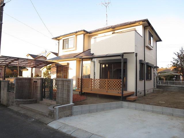 Local appearance photo. Local (11 May 2013) shooting roof ・ Outer wall painted roof is calm dark blue, The outer wall was finished in Ivory