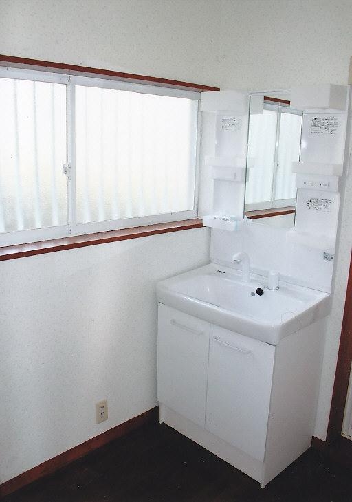 Wash basin, toilet. A little wash room of spread