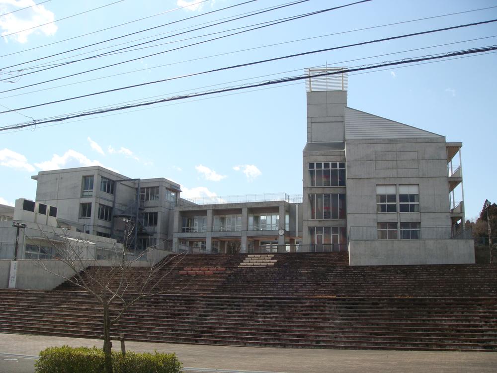 Junior high school. Also safe return is late in the 172m section activities and study until Togane Tatsukita junior high school. School is the distance as possible on foot.