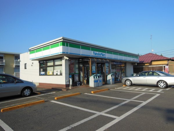 Convenience store. 870m to Family Mart (convenience store)