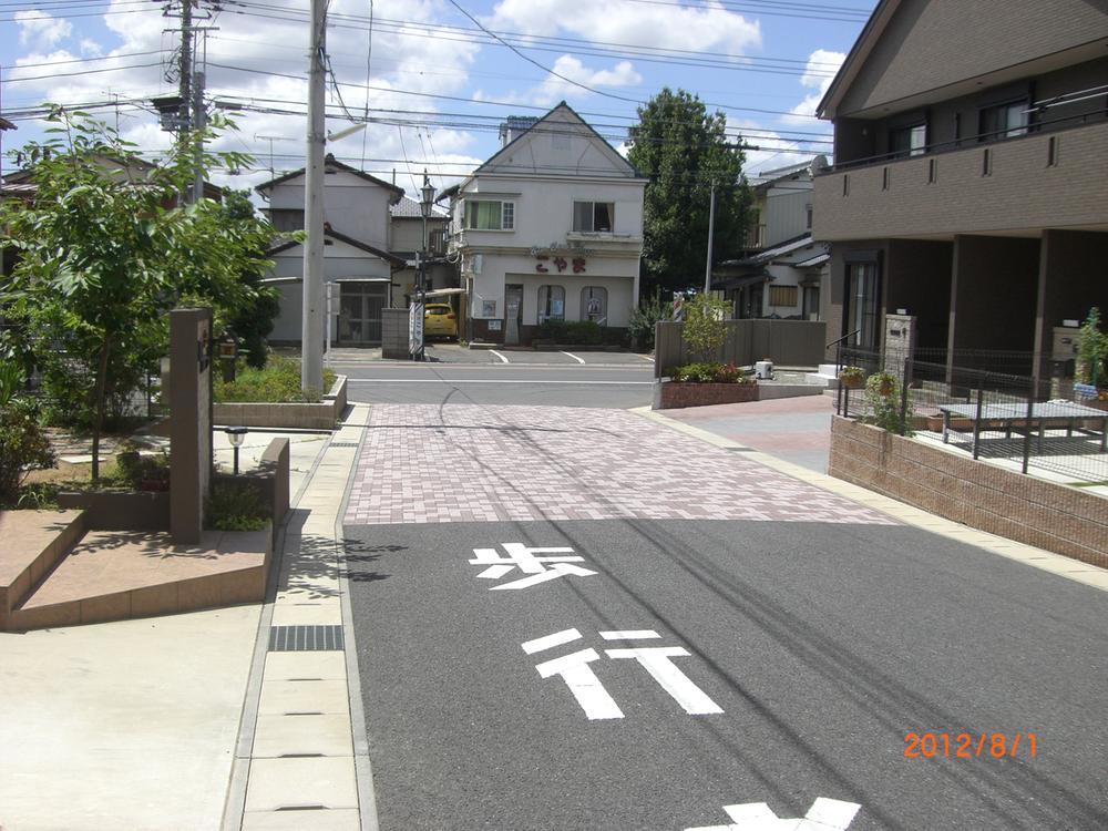 Local photos, including front road. Local (08 May 2012) shooting