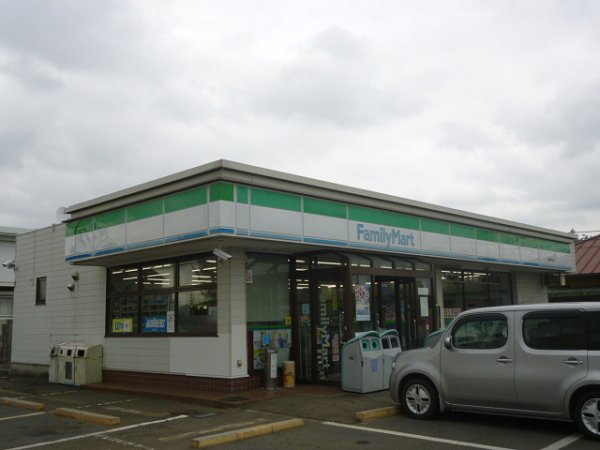 Convenience store. 750m to Family Mart (convenience store)