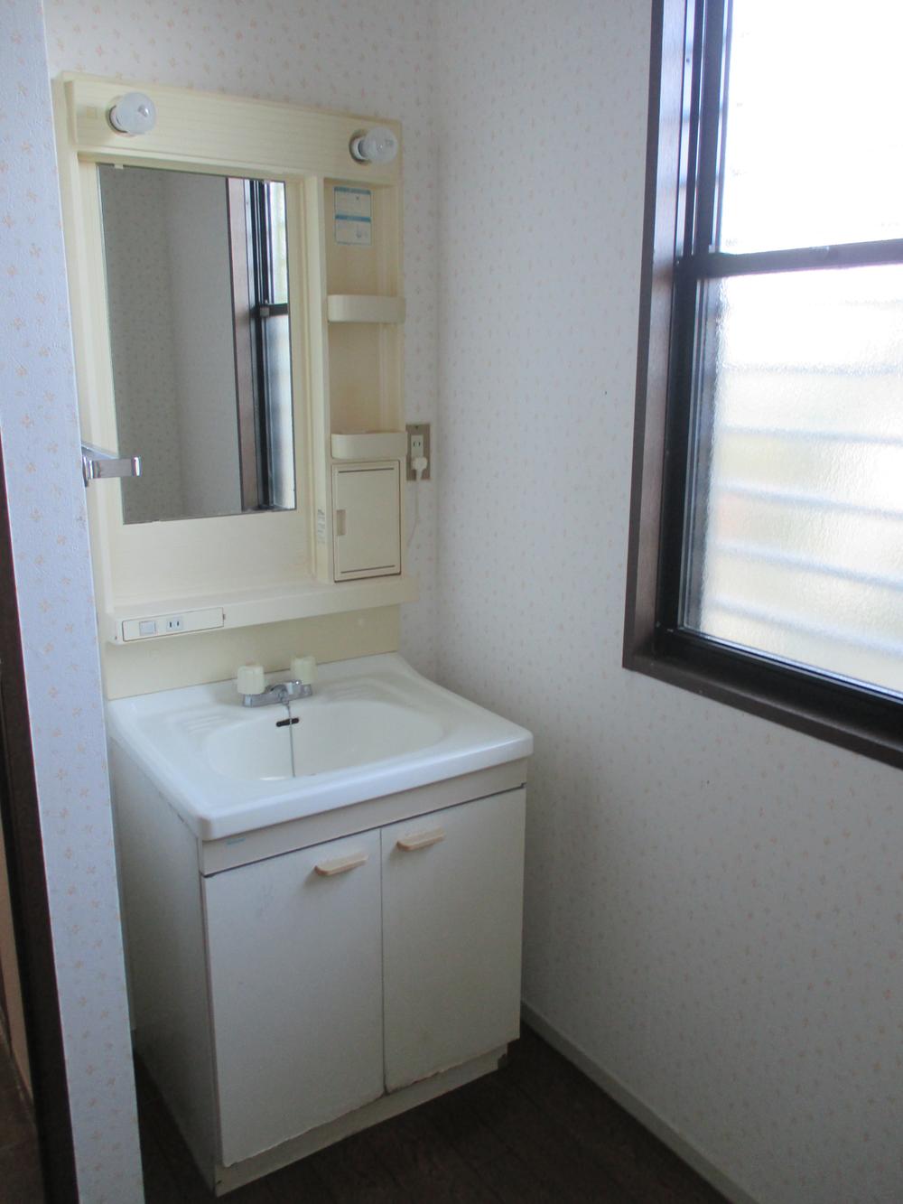 Wash basin, toilet. Indoor (12 May 2013) Shooting