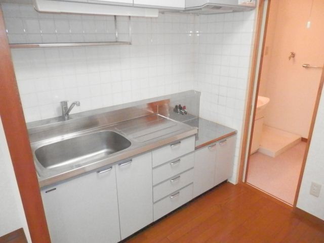 Kitchen. Gas stove can be installed.