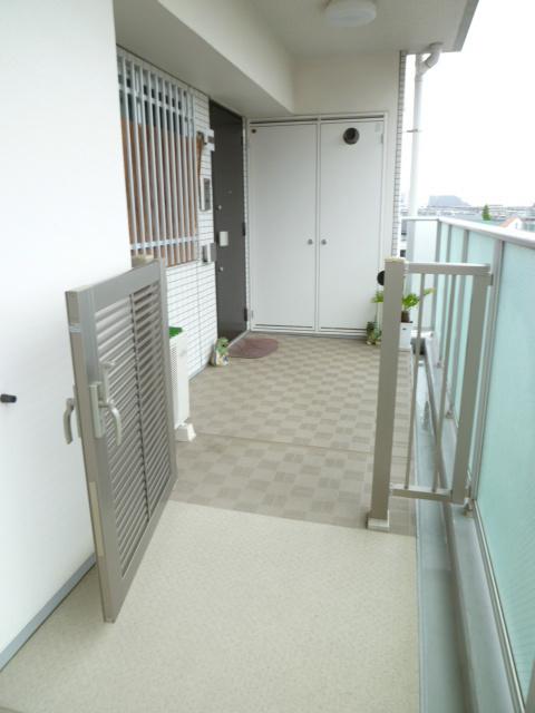 Entrance. Entrance porch with a gate to have the independence of the corner room dwelling unit unique.