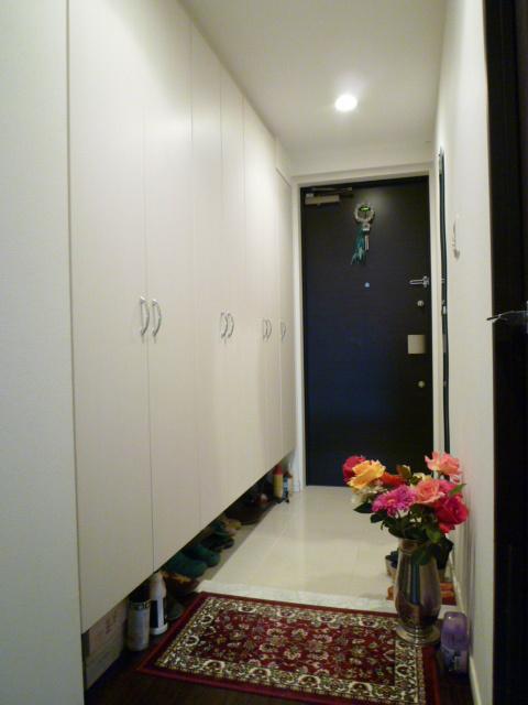 Entrance. Bright entrance of joinery and floors have been summarized in the white. I wall full of shoes closet can be a family of shoes is enough storage