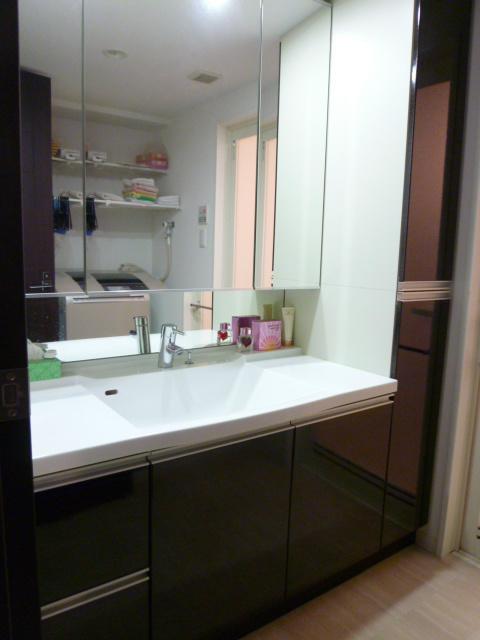 Wash basin, toilet. Spacious vanity that is, Of course, storage under the wash ball, You can store plenty until the back side of the shelf and mirrors.