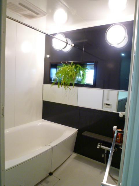 Bathroom. Unit bus with a bathroom heating dryer. Bathroom with a rare window into the apartment.