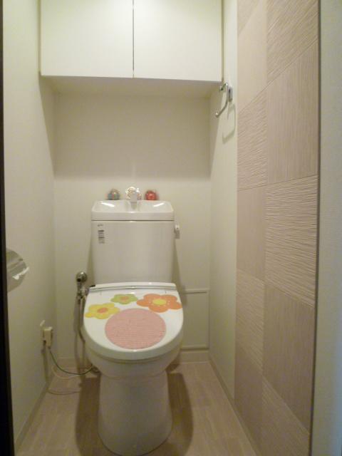 Toilet. WC cleaning function with cleanliness. Eco-carat is decorated the walls of the side, Moisture is also not worried.