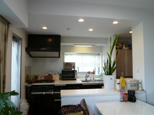 Kitchen. There is a window in the kitchen, Is also a bright impression made ventilation. There is also a door leading to the balcony from the kitchen.