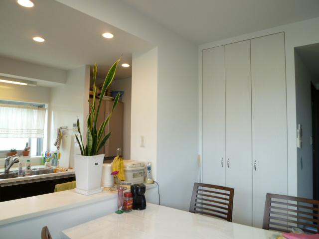 Living. Storage shelves in the living dining, It is perfect to accommodate the fine things of documents, etc..