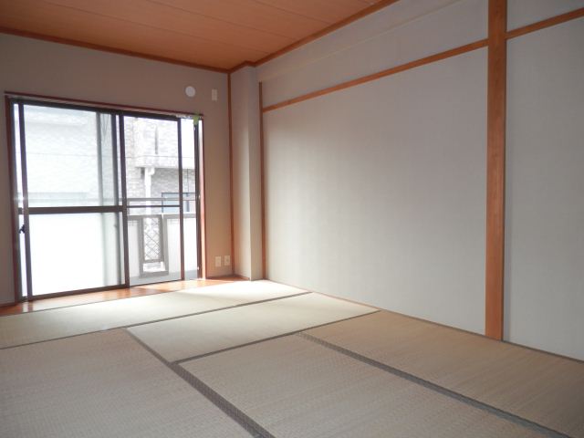 Living and room. Day is a good 7.5 quires of Japanese-style room.