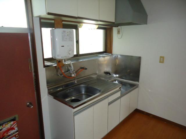 Kitchen. Two-burner gas stove can be installed