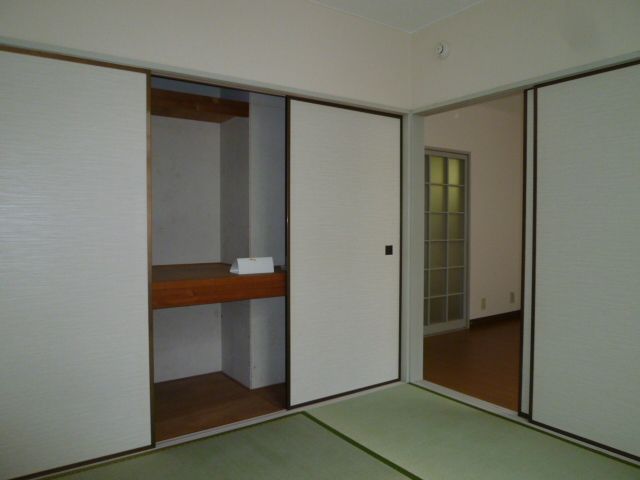 Living and room. It is conveniently located a large closet in the Japanese-style room.