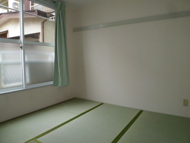 Living and room. There rooms Japanese-style room.