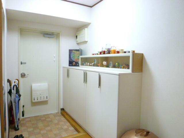Entrance. There is plenty of storage and cute cabinet in the entrance space with a space.
