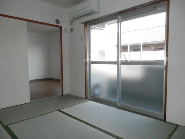 Living and room. 6 Pledge is a Japanese-style room. Air-conditioned.