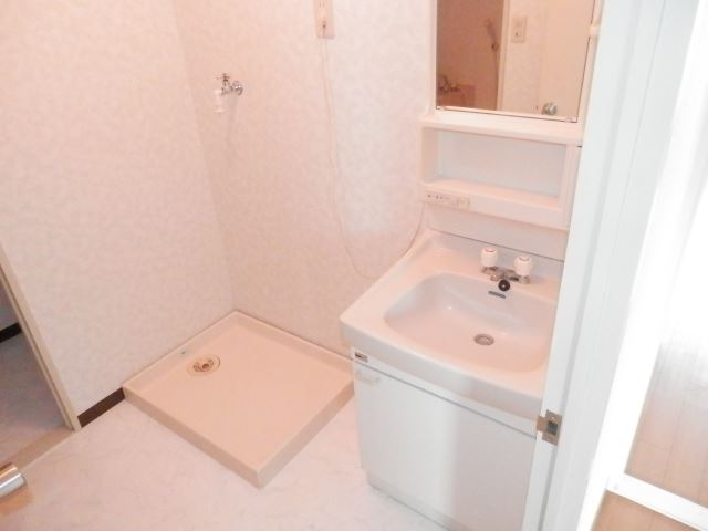 Washroom. Independent wash basin, Glad fully equipped indoor Laundry Area.