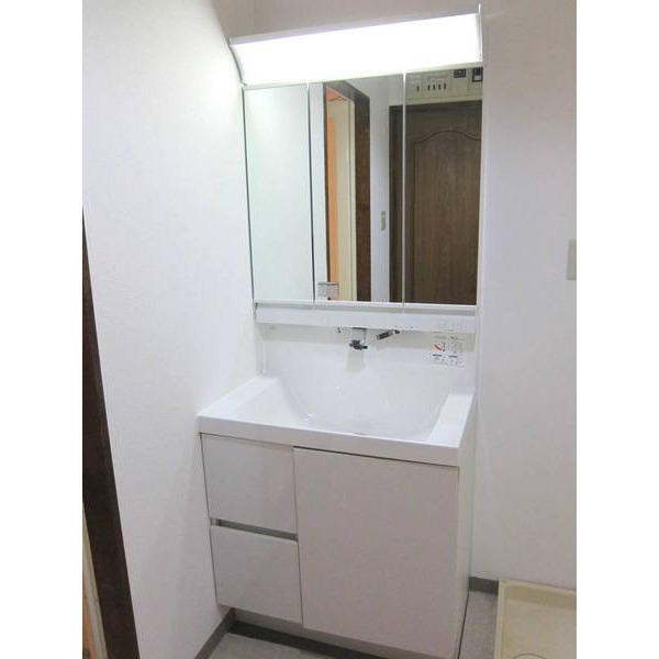 Washroom. Three-sided mirror, Housing wealth