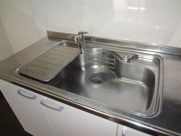 Kitchen. Since it is a wide sink, It seems Hakadori is cooking and washing