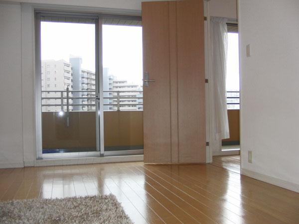 Non-living room. South Western-style 8.0 Pledge. Leading to the wash room, There is a walk-through closet. Since it can be stored a lot, The room will be used more widely