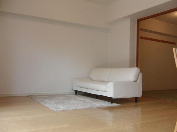 Living. In the living room dining, Floor heating equipped! Also spend a warm winter time! It is next to the living there is a 6-mat Japanese-style room