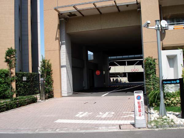 Other common areas. Parking entrance is a motorized chain gate ☆