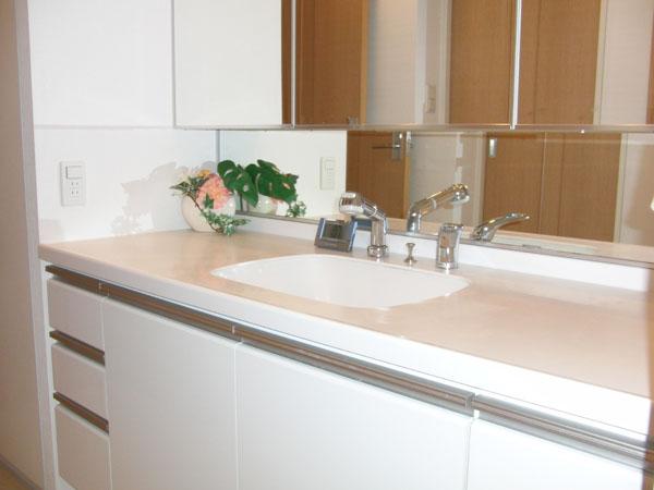 Wash basin, toilet. To wash room, Linen cabinet is there water around is always I will keep clean and refreshing