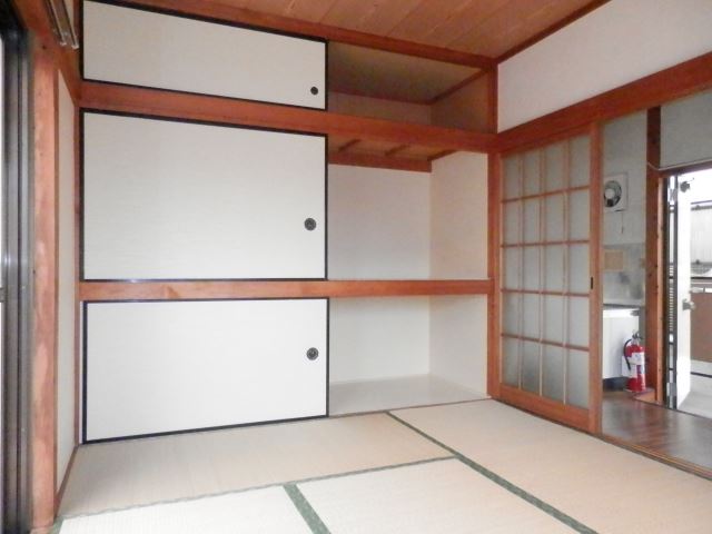 Living and room. There is a large closet of a three-stage. A lot can be stored