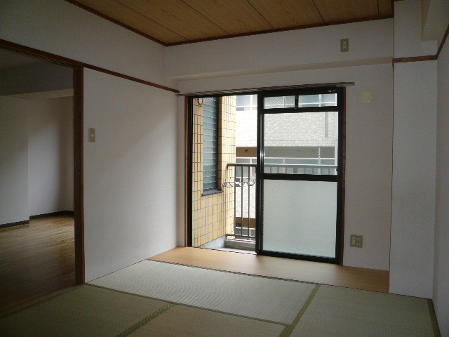 Other room space. Shoot the balcony direction from Japanese-style room