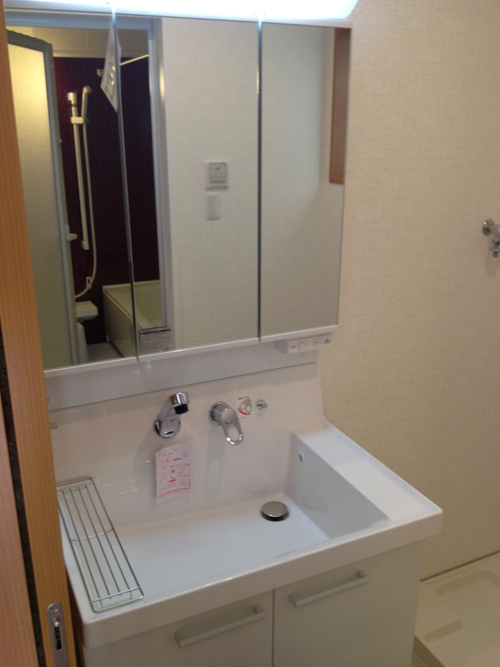 Wash basin, toilet. Comfortable life plenty of storage in the provided was a washbasin with shower (triple mirror)