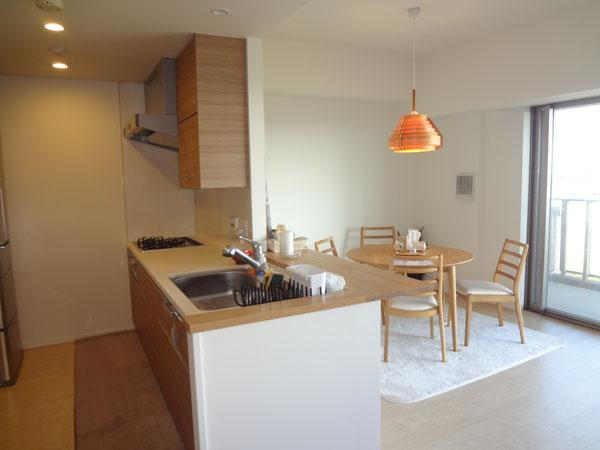 Kitchen. While taking the popular counter kitchen family and Kominyukeshon to wife, You can dish