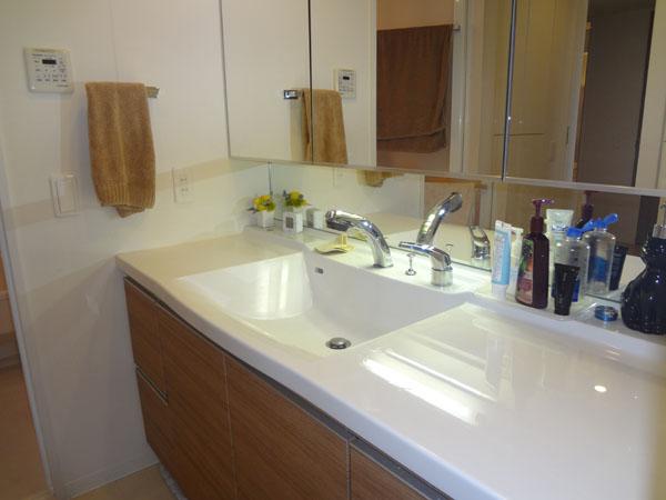 Wash basin, toilet. Since there is no counter-integrated basin bowl seam, Always clean and maintain the effortless cleaning