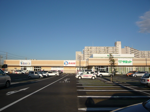Shopping centre. 500m to Life Garden (shopping center)