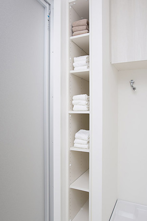 Bathing-wash room.  [Linen shelf] Set up a convenient linen shelves for storage, such as sanitary supplies. It maintains the integrity of the organized space.