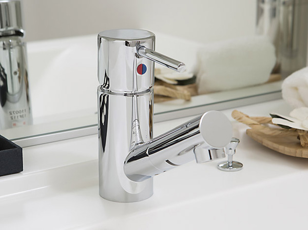 Bathing-wash room.  [Single Lever] Selectively used the water and hot water at the touch of a button, Single lever mixing faucet. This is useful can be pulled out of the discharge port portion.