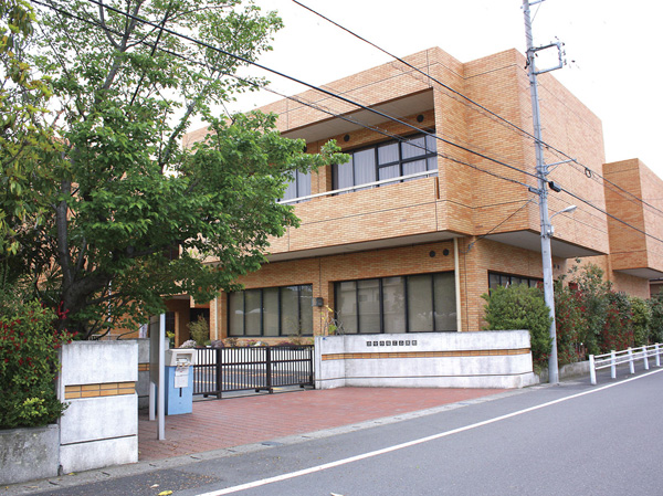 Surrounding environment. Municipal Library Horie Branch (3-minute walk, About 240m)