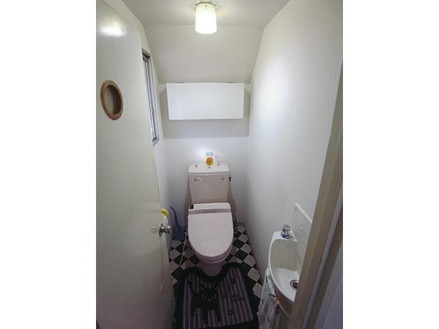 Toilet. Wash-basin with toilet