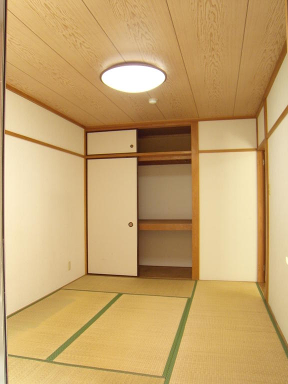 Living and room. Japanese-style room 6 tatami storage