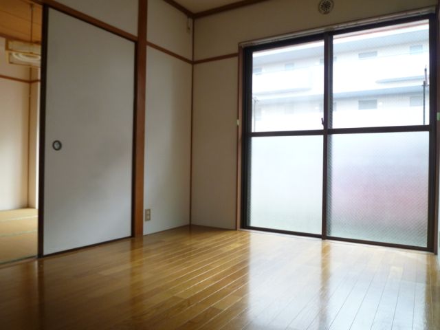 Living and room. 6 tatami of Western-style