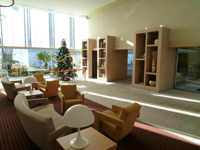 lobby. Entrance lobby of the two-layer blow. It has become a space reminiscent of a prestigious resort hotels.