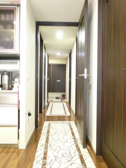 Other local. Flooring, Brown tone and the wall of the joinery ・ Directing the Arabian resort feeling a combination of the ceiling of the white-collar