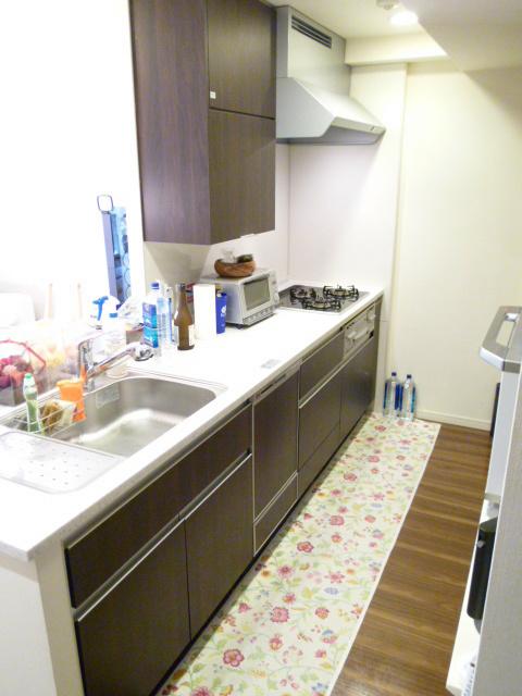 Kitchen. Takara Standard jointly developed "Luxmore" adopted You will receive a reasonably hand, It was to ensure the work space