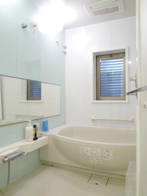 Bathroom. Bathroom handrail friendly design bathing ease Height 45cm stride Sitz bath can also enjoy is 1620 wide bathtub