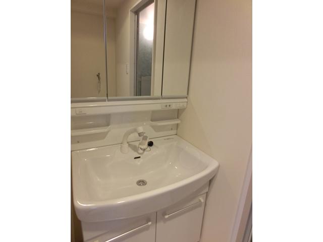 Wash basin, toilet. Washbasin with shower faucet