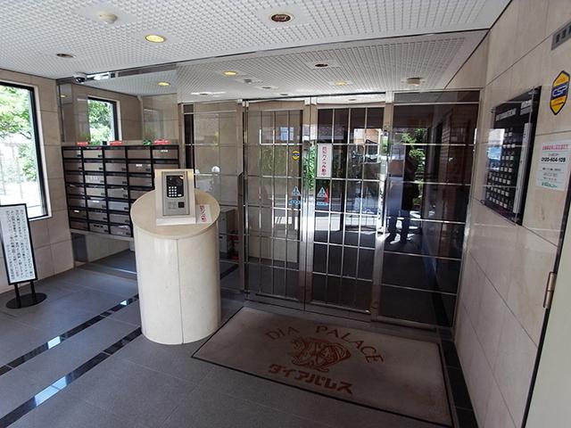 Entrance. Auto with lock.