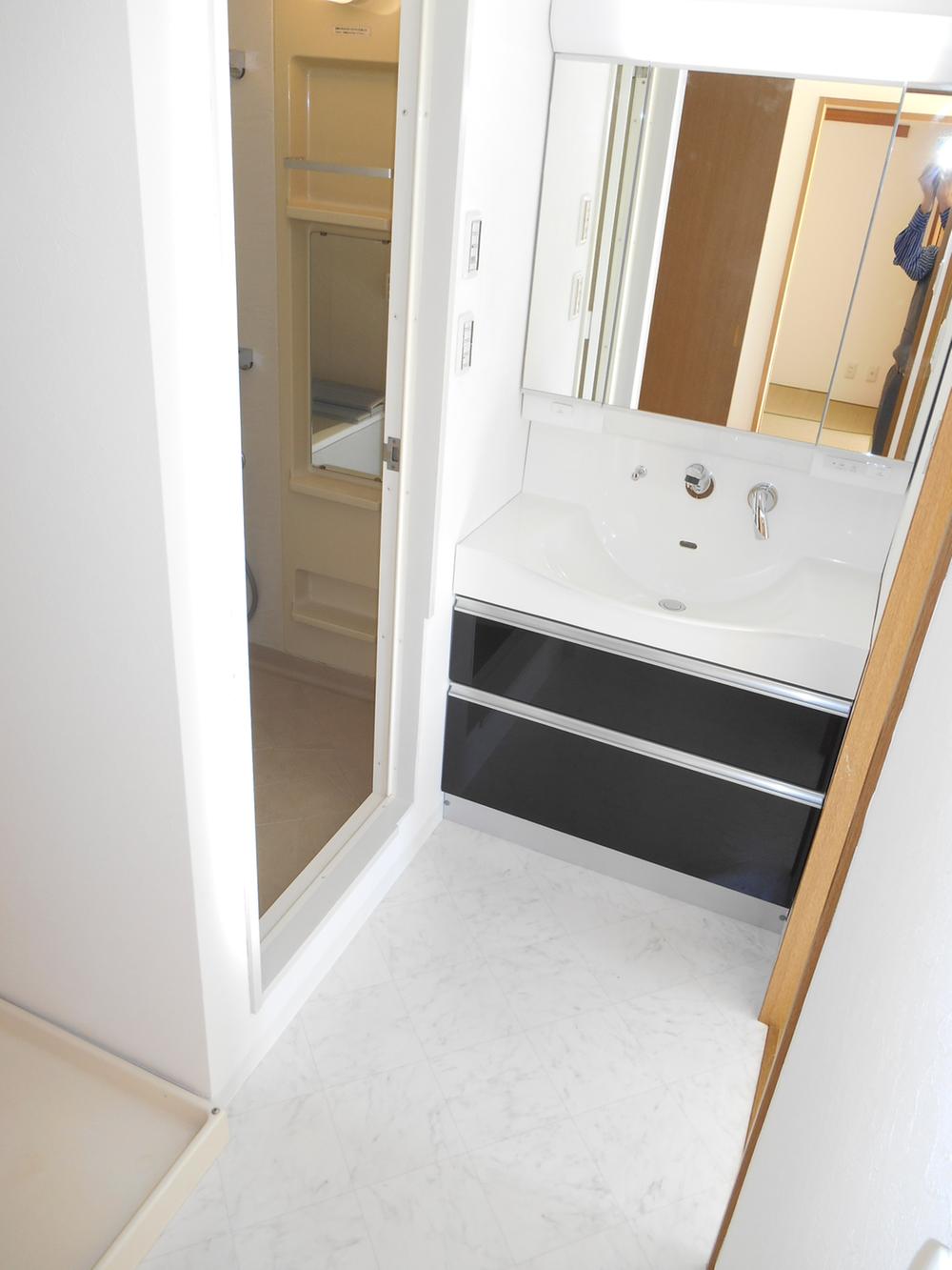 Wash basin, toilet. It is the washstand