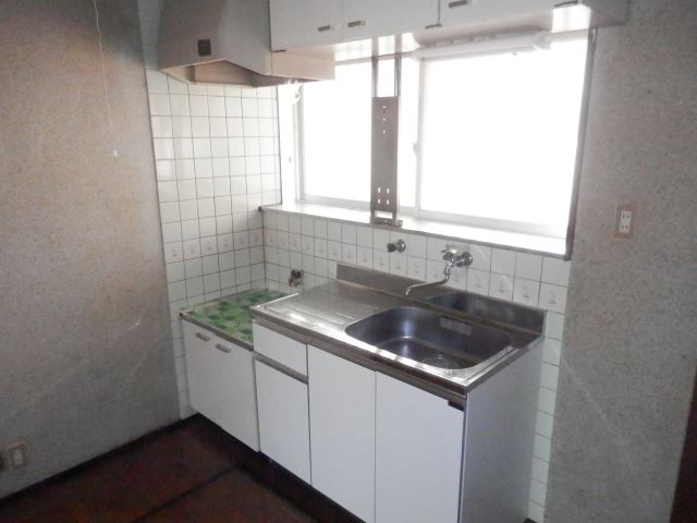 Kitchen. Gas stove can be installed. 